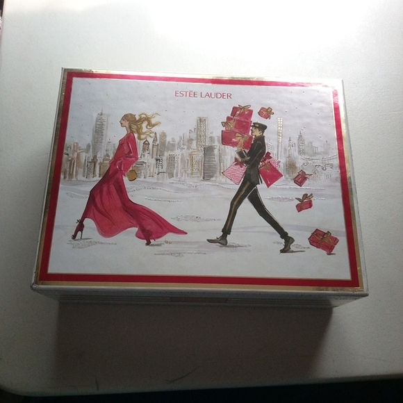 Estée Lauder Holiday Protect + Hydrate Gift 4pc Set - Picture 3 of 16